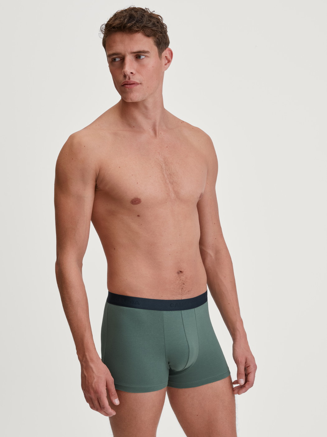Herren-Model trägt Boxer Brief, 3er-Pack aus Baumwolle in Grün, Einfarbig aus Serie Natural Benefit von CALIDA, Outfit