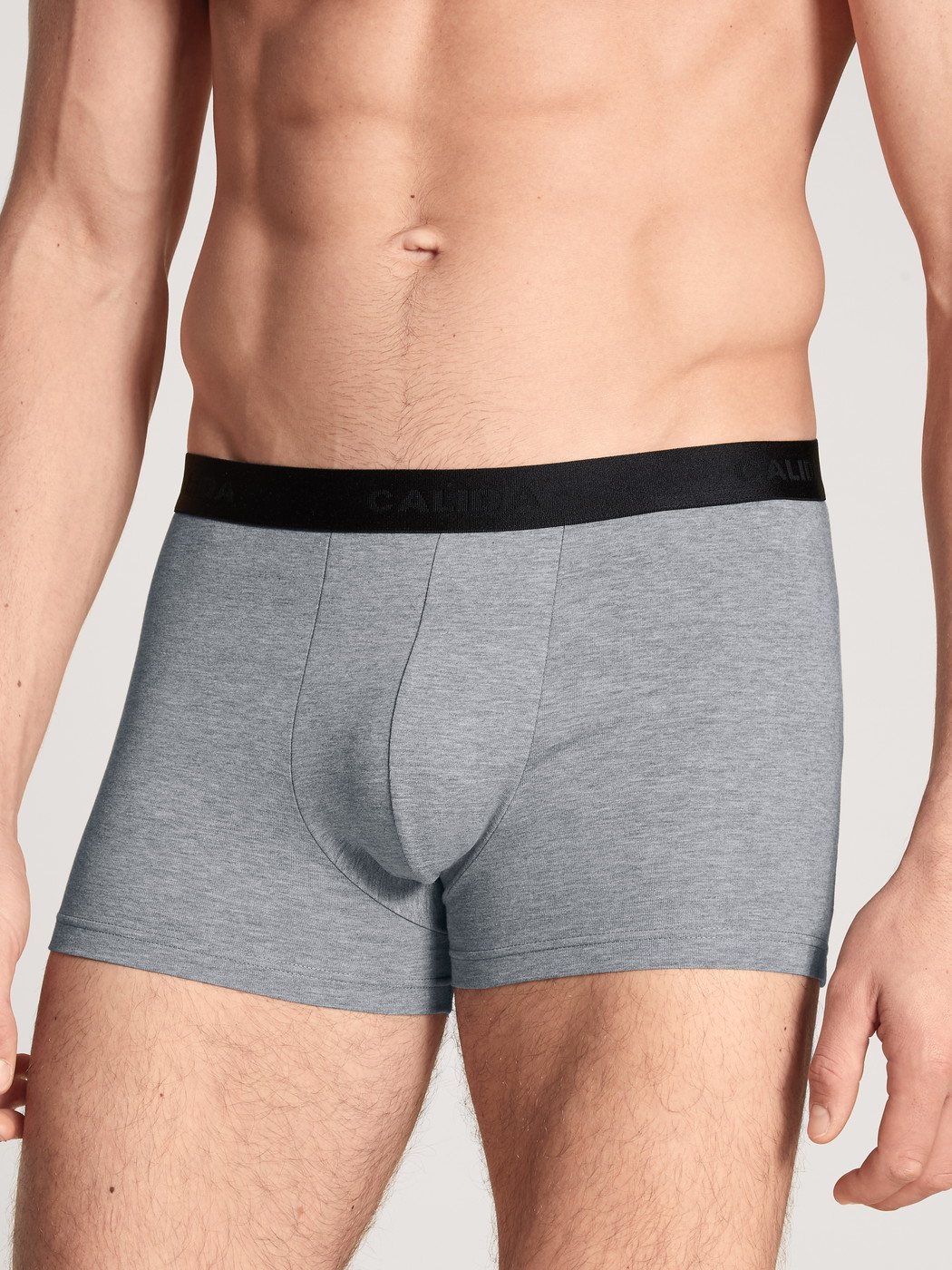 Herren-Model trägt Boxer Brief, 3er-Pack aus Baumwolle in Schwarz, Einfarbig aus Serie Natural Benefit von CALIDA, Vorderansicht