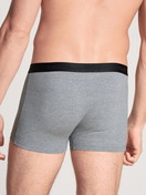 Herren-Model trägt Boxer Brief, 3er-Pack aus Baumwolle in Schwarz, Einfarbig aus Serie Natural Benefit von CALIDA, Rückansicht