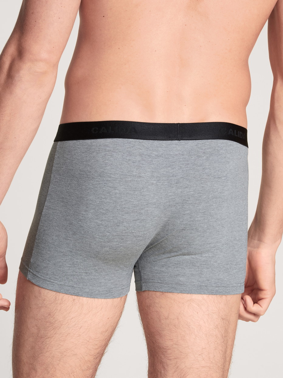 Herren-Model trägt Boxer Brief, 3er-Pack aus Baumwolle in Schwarz, Einfarbig aus Serie Natural Benefit von CALIDA, Rückansicht