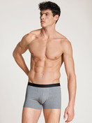 Herren-Model trägt Boxer Brief, 3er-Pack aus Baumwolle in Schwarz, Einfarbig aus Serie Natural Benefit von CALIDA, Vorderansicht, Outfit