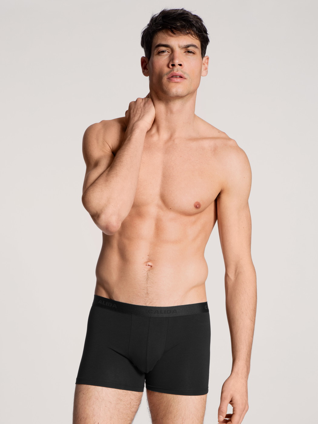 Herren-Model trägt Boxer Brief, 3er-Pack aus Baumwolle in Schwarz, Einfarbig aus Serie Natural Benefit von CALIDA, Vorderansicht, Outfit