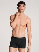 Herren-Model trägt Boxer Brief, 3er-Pack aus Baumwolle in Schwarz, Einfarbig aus Serie Natural Benefit von CALIDA, Vorderansicht, Outfit