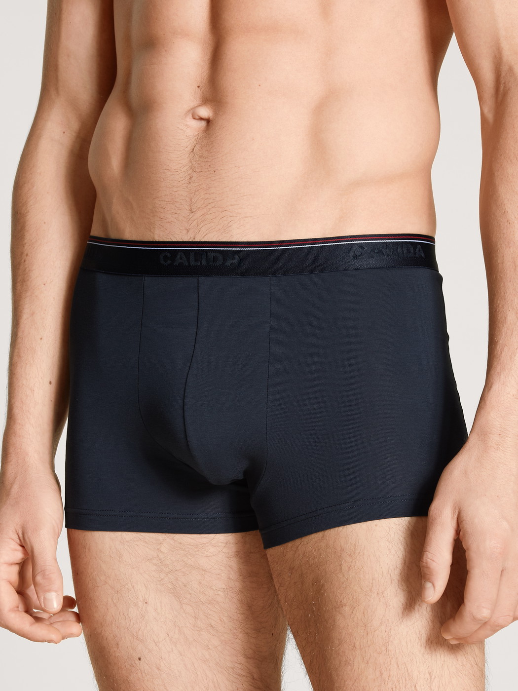 Herren-Model trägt Boxer Brief, 3er-Pack aus Baumwolle in Blau, Gestreift aus Serie Natural Benefit von CALIDA, Vorderansicht