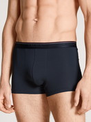 Herren-Model trägt Boxer Brief, 3er-Pack aus Baumwolle in Blau, Gestreift aus Serie Natural Benefit von CALIDA, Vorderansicht