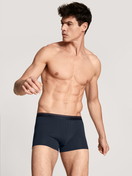 Herren-Model trägt Boxer Brief, 3er-Pack aus Baumwolle in Blau, Gestreift aus Serie Natural Benefit von CALIDA, Outfit