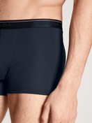 Herren-Model trägt Boxer Brief, 3er-Pack aus Baumwolle in Blau, Gestreift aus Serie Natural Benefit von CALIDA, Detail