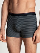 Herren-Model trägt Boxer Brief, 3er-Pack aus Baumwolle in Blau, Gestreift aus Serie Natural Benefit von CALIDA, Vorderansicht