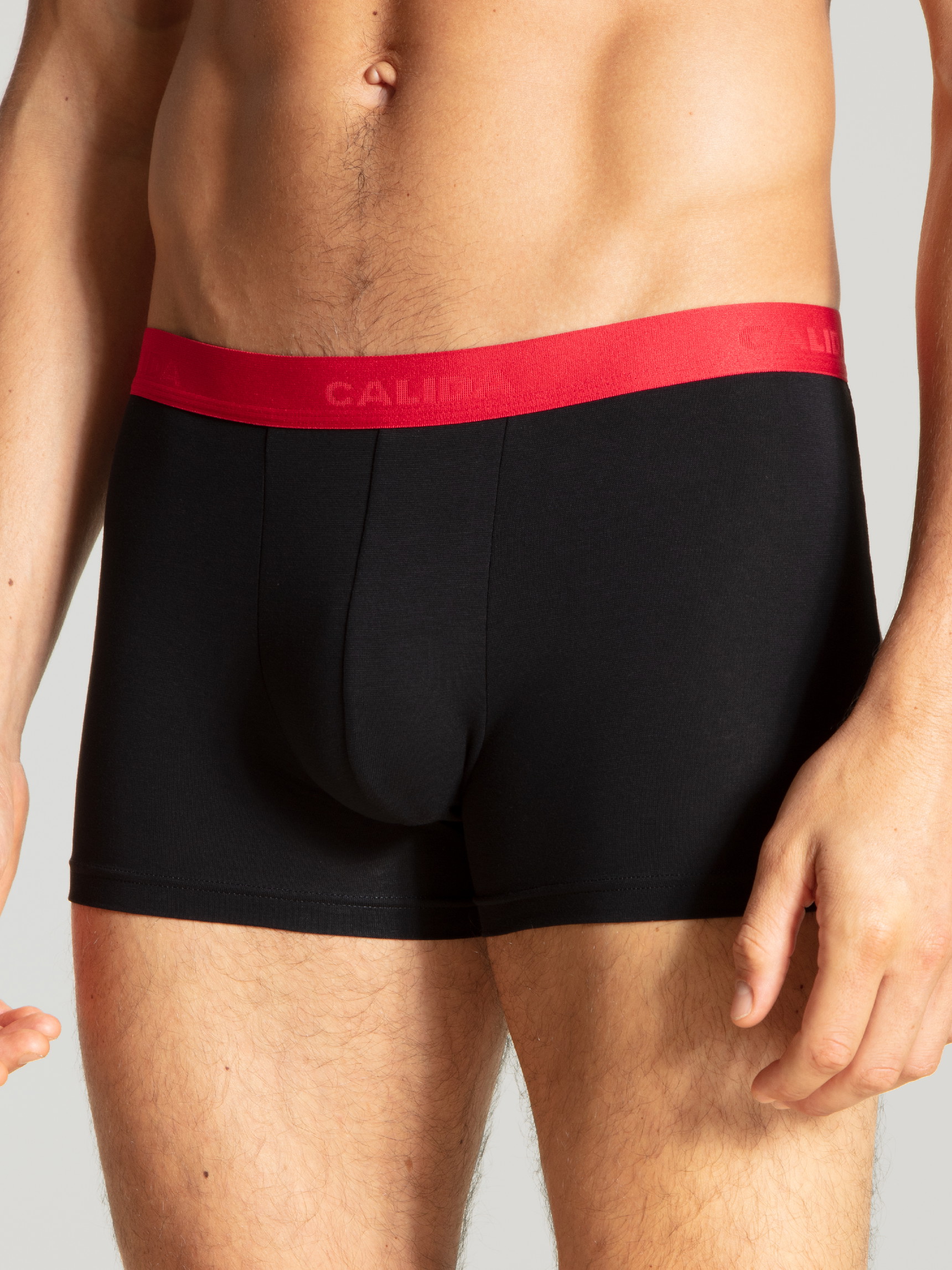 Le mannequin Homme porte le/la Boxer, lot de 3 en Coton de couleur Noir, Unicolore, de la série Natural Benefit de CALIDA, Vue de face