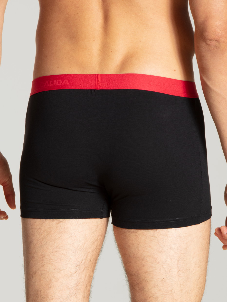 Herren-Model trägt Boxer Brief, 3er-Pack aus Baumwolle in Schwarz, Einfarbig aus Serie Natural Benefit von CALIDA, Rückansicht