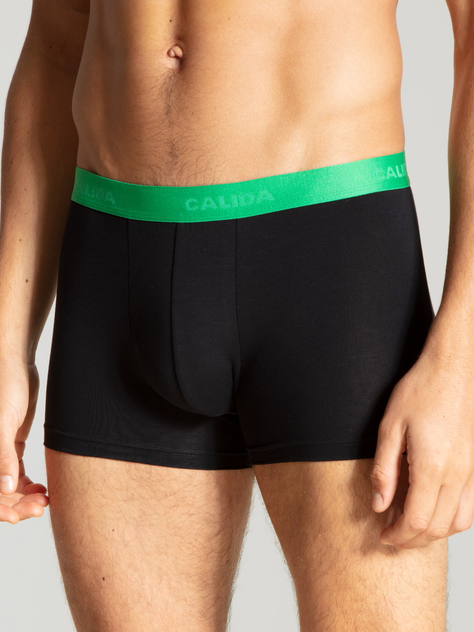 Herren-Model trägt Boxer Brief, 3er-Pack aus Baumwolle in Schwarz, Einfarbig aus Serie Natural Benefit von CALIDA, Zusatzbild