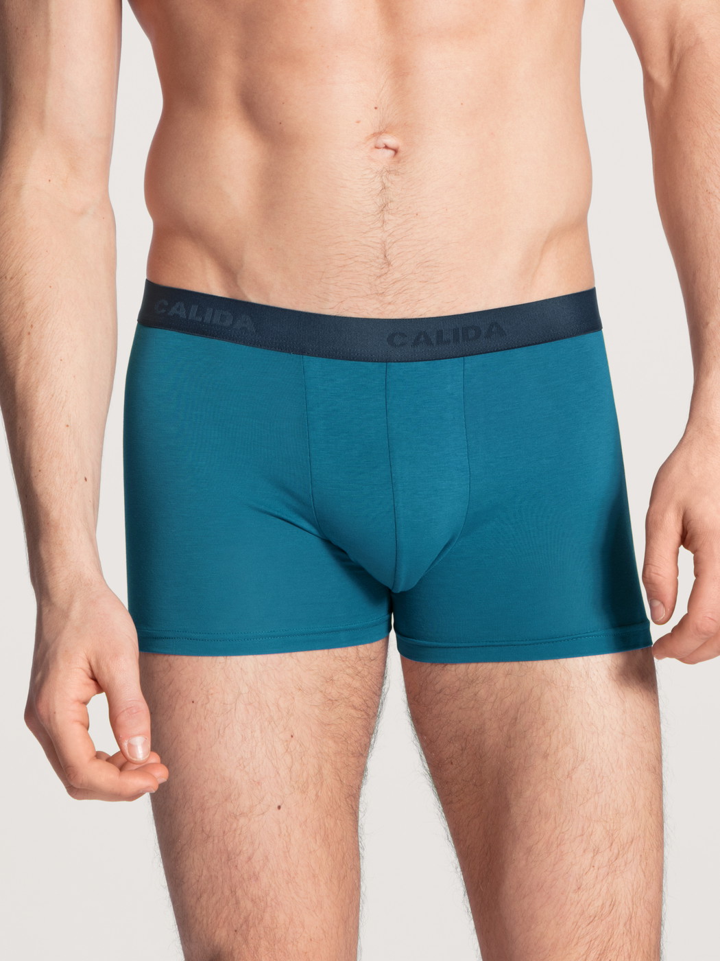 La modella / Il modello Uomo indossa Boxer, set da 3 in Cotone di colore Blu, Motivo, della serie Natural Benefit di CALIDA, Vista frontale