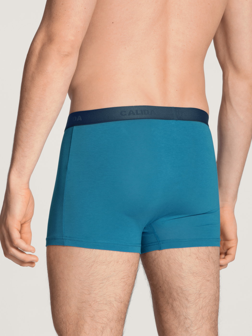 La modella / Il modello Uomo indossa Boxer, set da 3 in Cotone di colore Blu, Motivo, della serie Natural Benefit di CALIDA, Vista posteriore