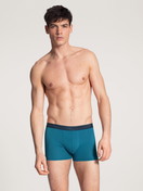La modella / Il modello Uomo indossa Boxer, set da 3 in Cotone di colore Blu, Motivo, della serie Natural Benefit di CALIDA, Abbigliamento