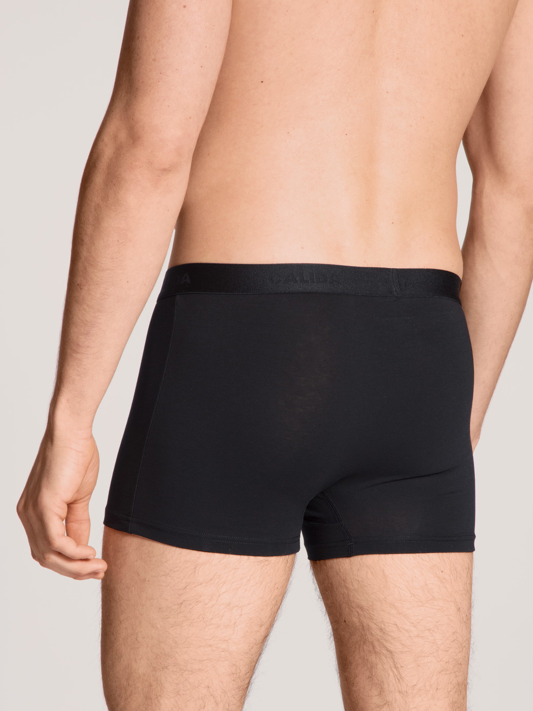 Le mannequin Homme porte le/la Boxer, lot de 3 en Coton de couleur Noir, Unicolore, de la série Natural Benefit de CALIDA, Vue arrière