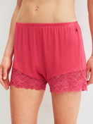 Damen-Model trägt Kurze Pyjamahose aus Modal in Rosa, Spitze aus Serie Favourites Love von CALIDA, Vorderansicht