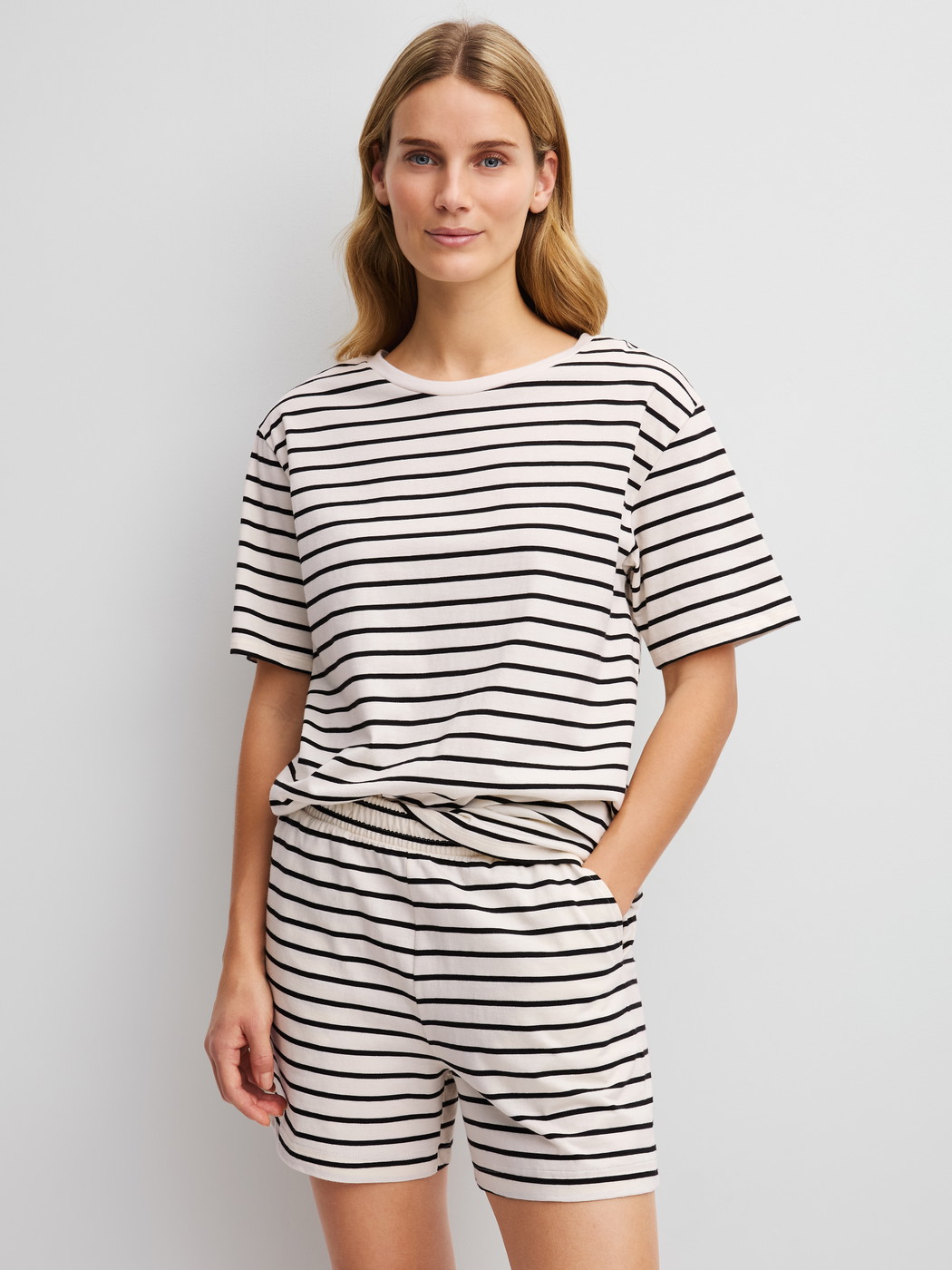 Le mannequin Femme porte le/la Short de pyjama en Viscose de couleur Noir, Rayée, de la série Favourites Layering de CALIDA, Tenue