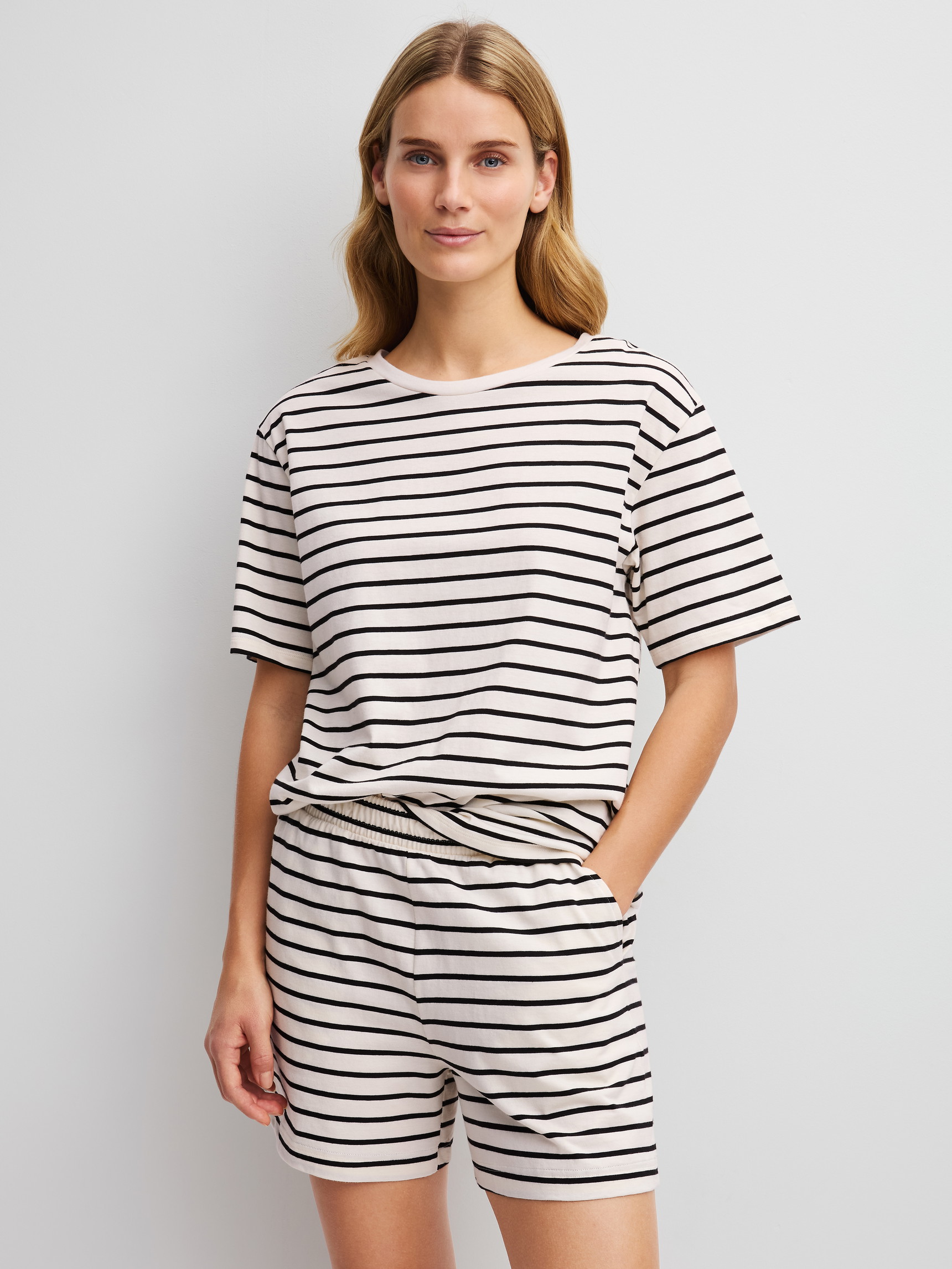 Damen-Model trägt Kurze Pyjamahose aus Viskose in Schwarz, Gestreift aus Serie Favourites Layering von CALIDA, Outfit
