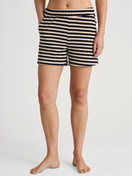 Damen-Model trägt Loungeshorts aus Baumwolle in Schwarz, Gestreift aus Serie Lounge Stripe von CALIDA, Vorderansicht