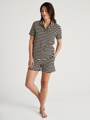 Damen-Model trägt Loungeshorts aus Baumwolle in Schwarz, Gestreift aus Serie Lounge Stripe von CALIDA, Outfit