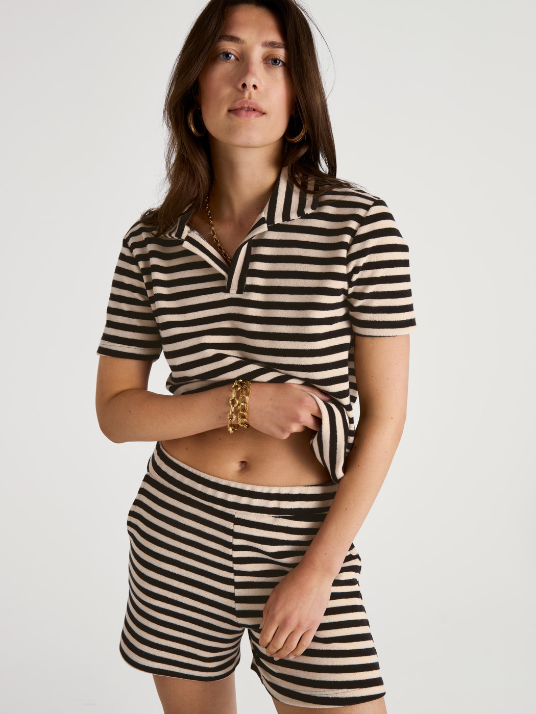Damen-Model trägt Loungeshorts aus Baumwolle in Schwarz, Gestreift aus Serie Lounge Stripe von CALIDA, Zusatzbild