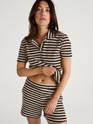 Damen-Model trägt Loungeshorts aus Baumwolle in Schwarz, Gestreift aus Serie Lounge Stripe von CALIDA, Zusatzbild