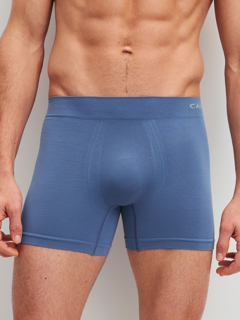Le mannequin Homme porte le/la boxer brief avec jambe longue en Modal de couleur Bleu, Unicolore, de la série Seamless Natural de CALIDA, Vue de face