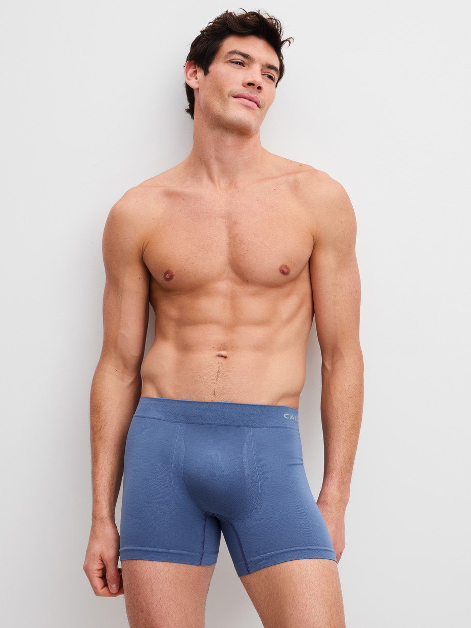 Le mannequin Homme porte le/la boxer brief avec jambe longue en Modal de couleur Bleu, Unicolore, de la série Seamless Natural de CALIDA, Tenue