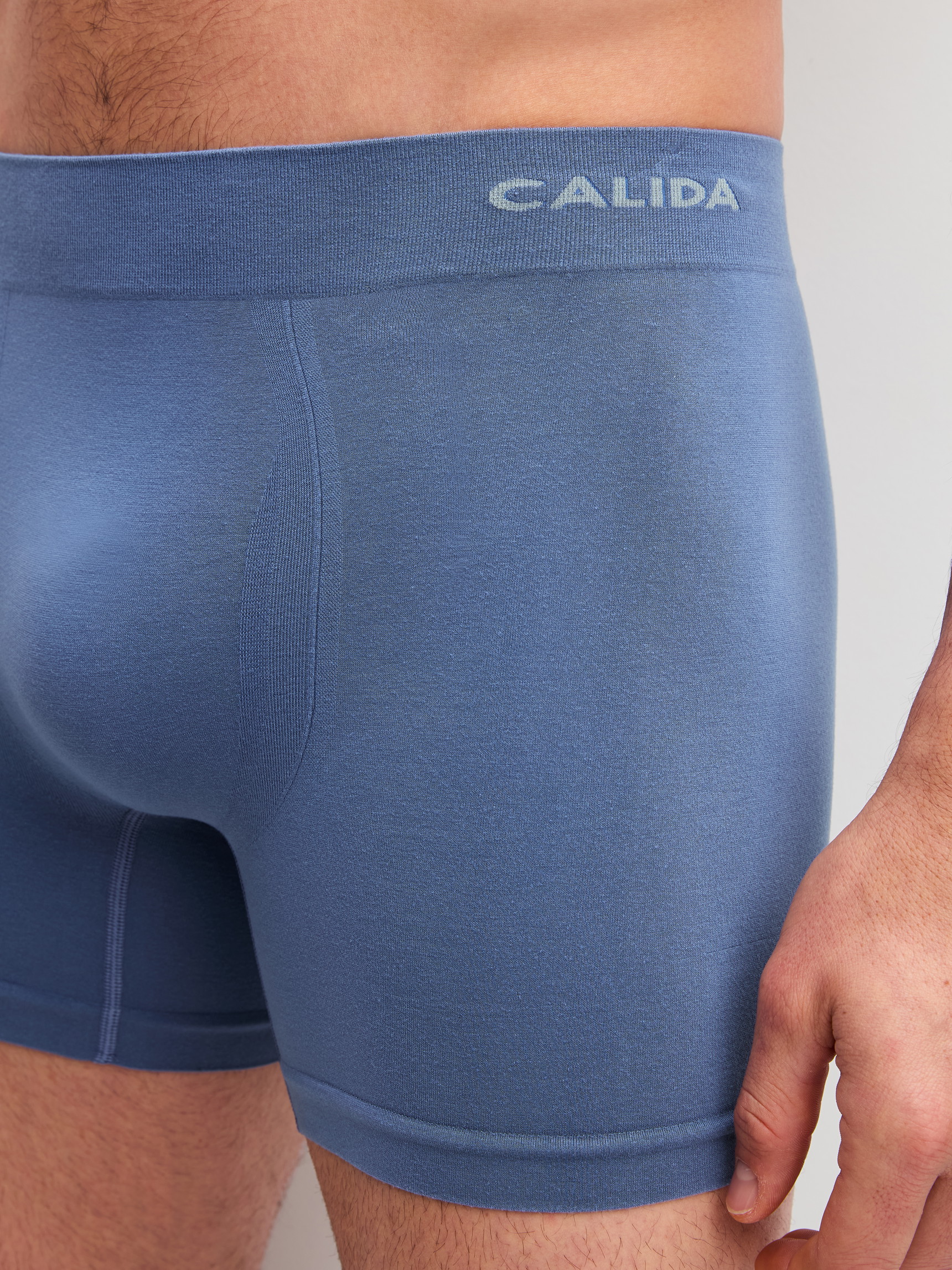 Le mannequin Homme porte le/la boxer brief avec jambe longue en Modal de couleur Bleu, Unicolore, de la série Seamless Natural de CALIDA, Détail