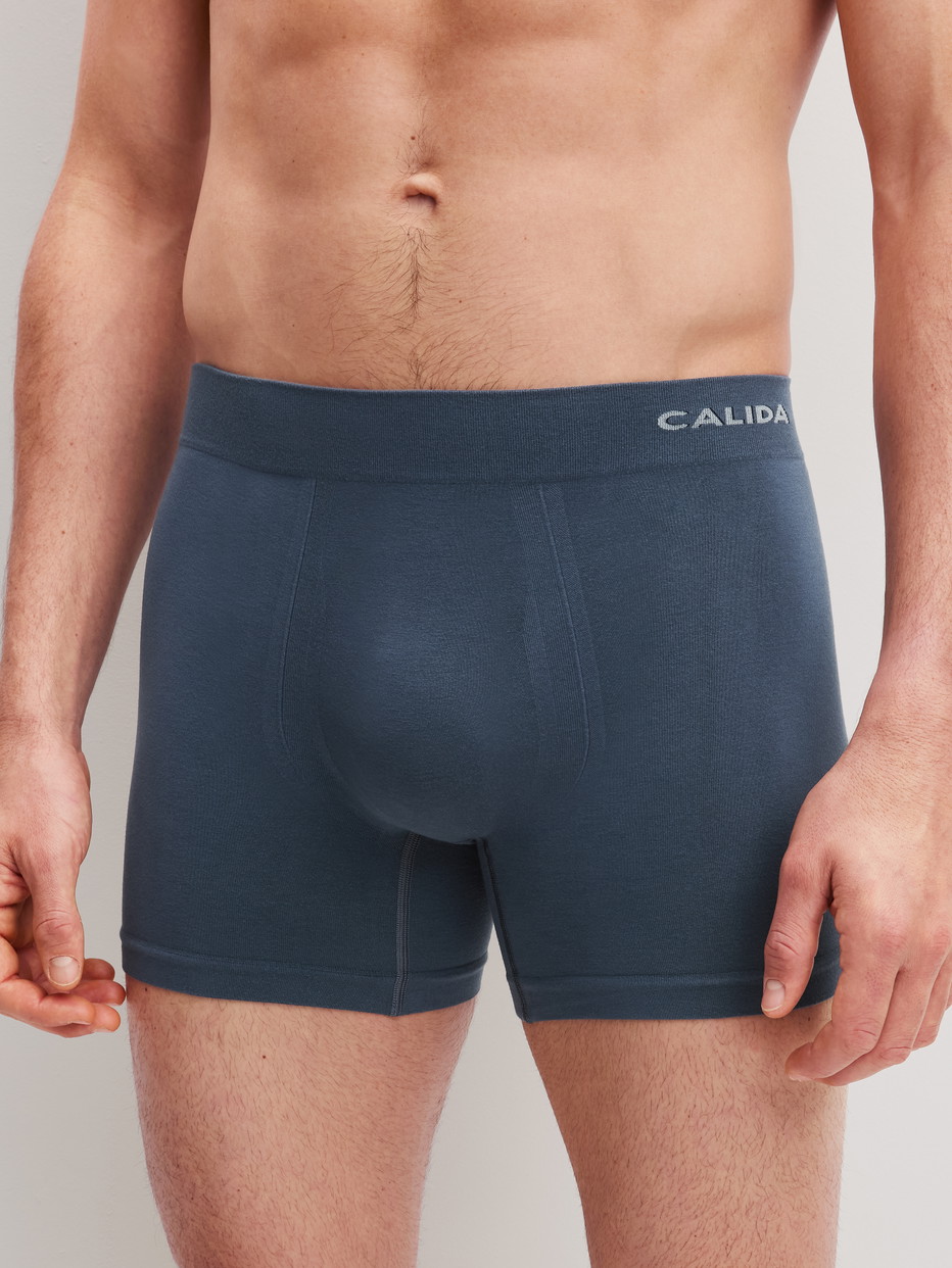 Le mannequin Homme porte le/la boxer brief avec jambe longue en Modal de couleur Gris, Unicolore, de la série Seamless Natural de CALIDA, Vue de face