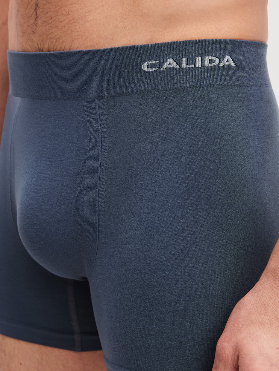 Le mannequin Homme porte le/la boxer brief avec jambe longue en Modal de couleur Gris, Unicolore, de la série Seamless Natural de CALIDA, Détail