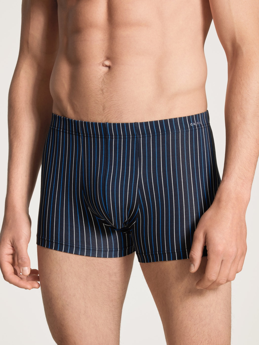 Le mannequin Homme porte le/la Boxer brief en Coton de couleur Noir, Rayée, de la série Cotton Code de CALIDA, Vue de face