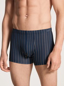 Le mannequin Homme porte le/la Boxer brief en Coton de couleur Noir, Rayée, de la série Cotton Code de CALIDA, Vue de face