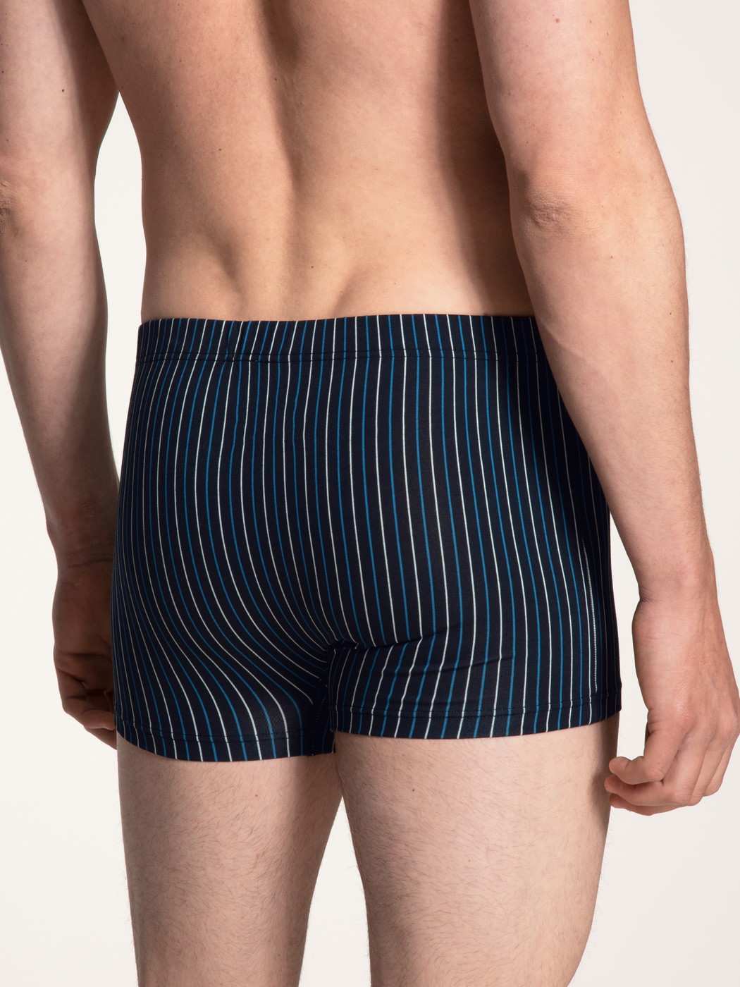 Le mannequin Homme porte le/la Boxer brief en Coton de couleur Noir, Rayée, de la série Cotton Code de CALIDA, Vue arrière