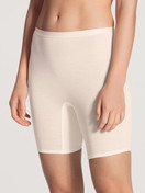 La modella / Il modello Donna indossa Mutanda in Swiss+Cotton di colore Beige, Tinta unita, della serie True Confidence di CALIDA, Vista frontale