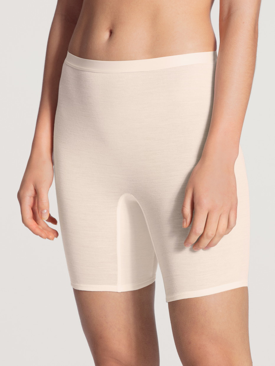 La modella / Il modello Donna indossa Mutanda in Swiss+Cotton di colore Beige, Tinta unita, della serie True Confidence di CALIDA, Vista frontale