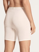 La modella / Il modello Donna indossa Mutanda in Swiss+Cotton di colore Beige, Tinta unita, della serie True Confidence di CALIDA, Vista posteriore