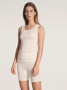 La modella / Il modello Donna indossa Mutanda in Swiss+Cotton di colore Beige, Tinta unita, della serie True Confidence di CALIDA, Abbigliamento, Vista frontale