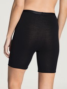 La modella / Il modello Donna indossa Mutanda in Swiss+Cotton di colore Nero, Tinta unita, della serie True Confidence di CALIDA, Vista posteriore