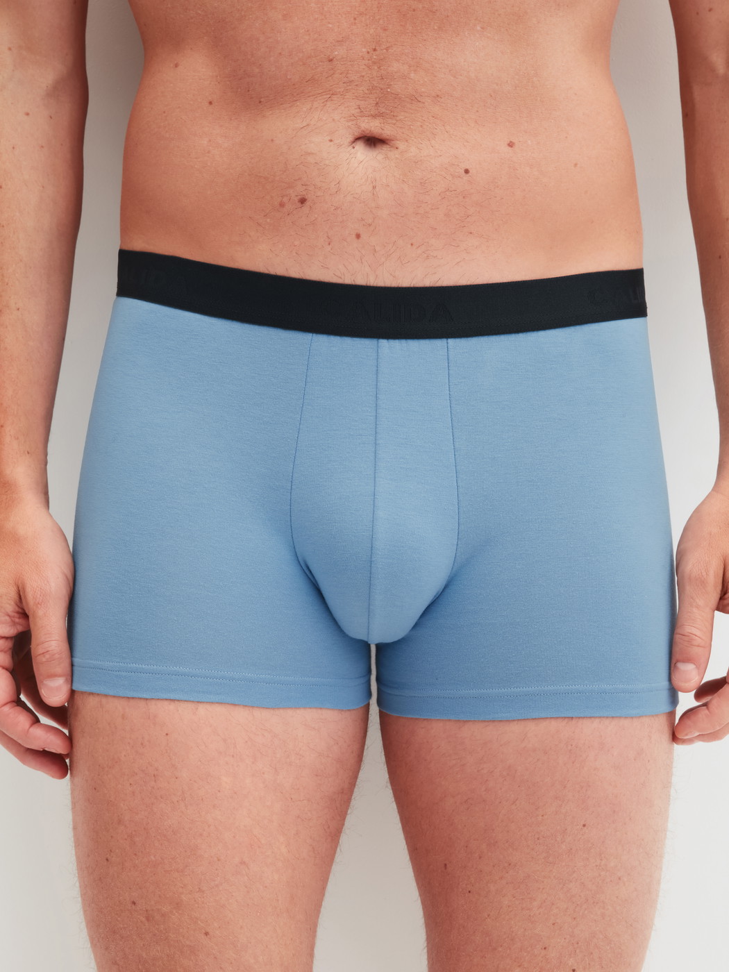 Herren-Model trägt Boxer Brief, 3er-Pack aus Baumwolle in Blau, Einfarbig aus Serie Cotton Special von CALIDA, Vorderansicht