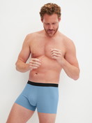 Herren-Model trägt Boxer Brief, 3er-Pack aus Baumwolle in Blau, Einfarbig aus Serie Cotton Special von CALIDA, Outfit
