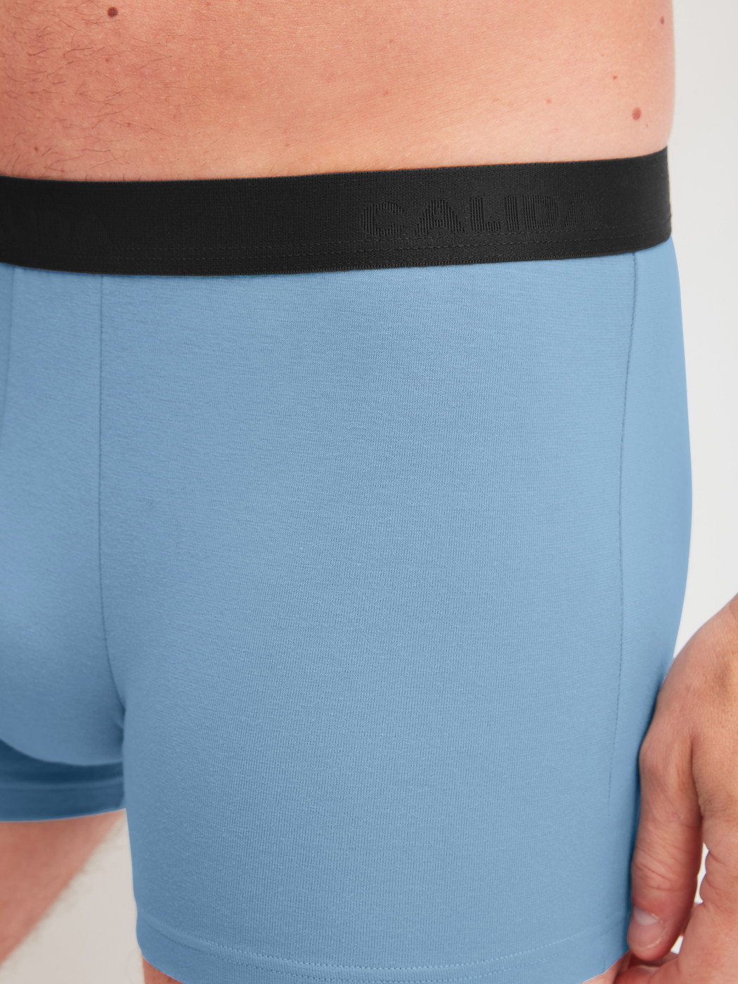 Herren-Model trägt Boxer Brief, 3er-Pack aus Baumwolle in Blau, Einfarbig aus Serie Cotton Special von CALIDA, Detail