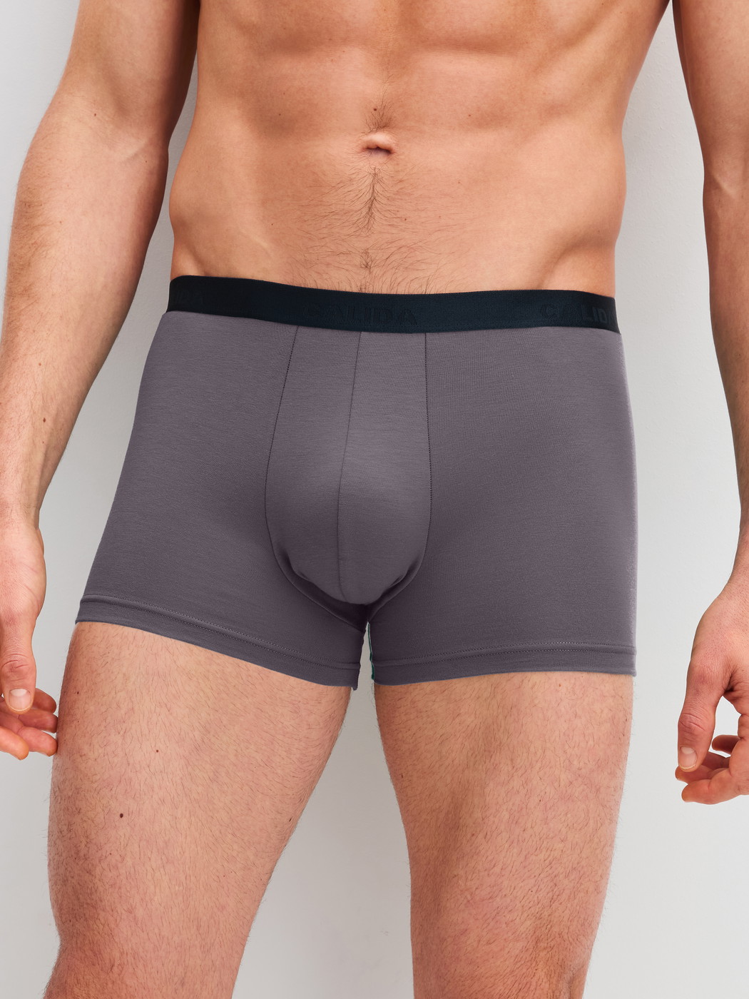 Herren-Model trägt Boxer Brief, 3er-Pack aus Baumwolle in Schwarz, Einfarbig aus Serie Cotton Special von CALIDA, Vorderansicht