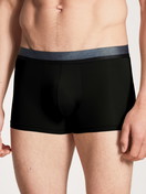 La modella / Il modello Uomo indossa Boxer, confezione da 3 in Cotone di colore Nero, Tinta unita, della serie Daywear Xtra di CALIDA, Vista frontale
