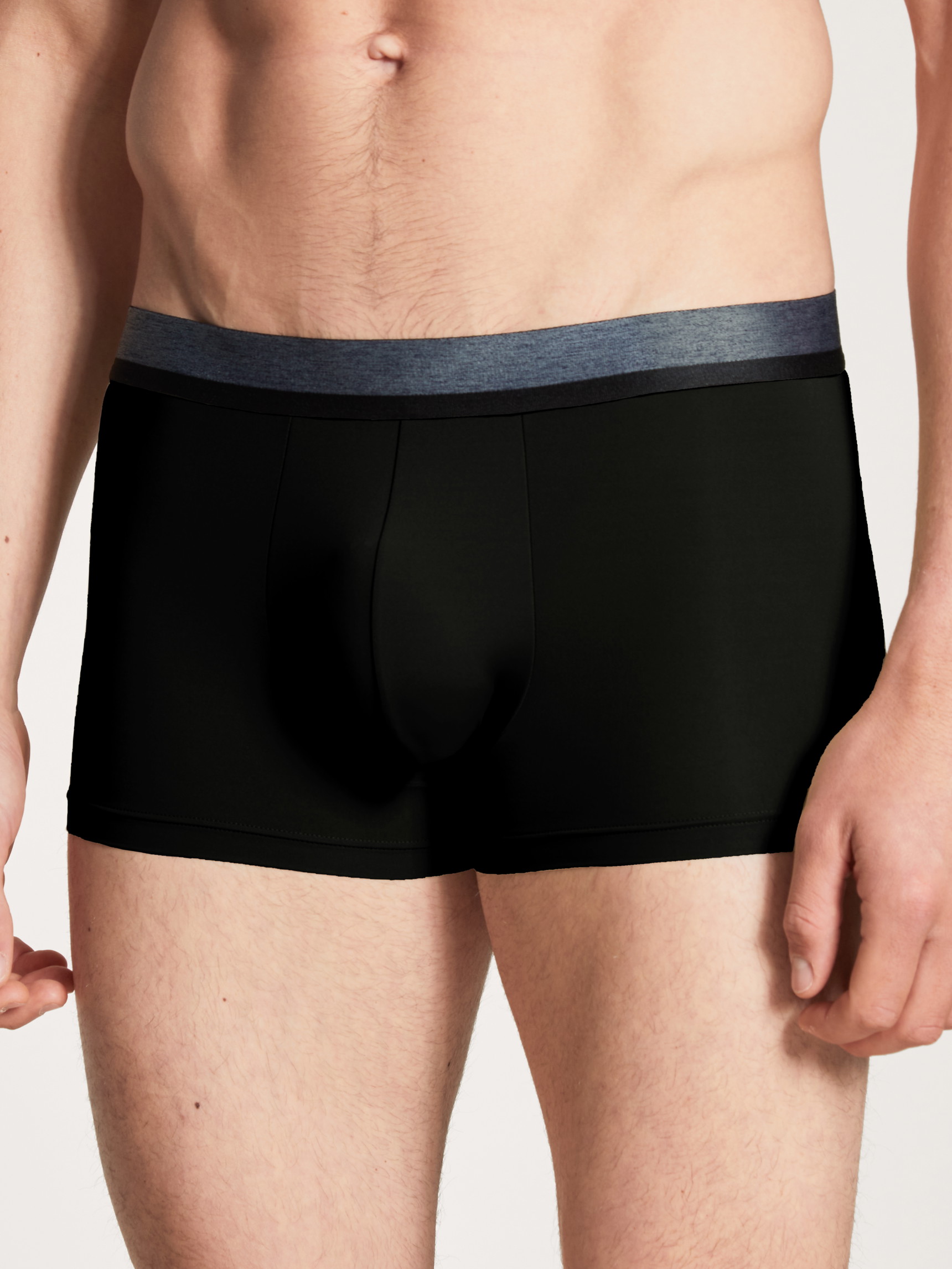 Herren-Model trägt Boxer Brief, 3er-Pack aus Baumwolle in Schwarz, Einfarbig aus Serie Daywear Xtra von CALIDA, Vorderansicht