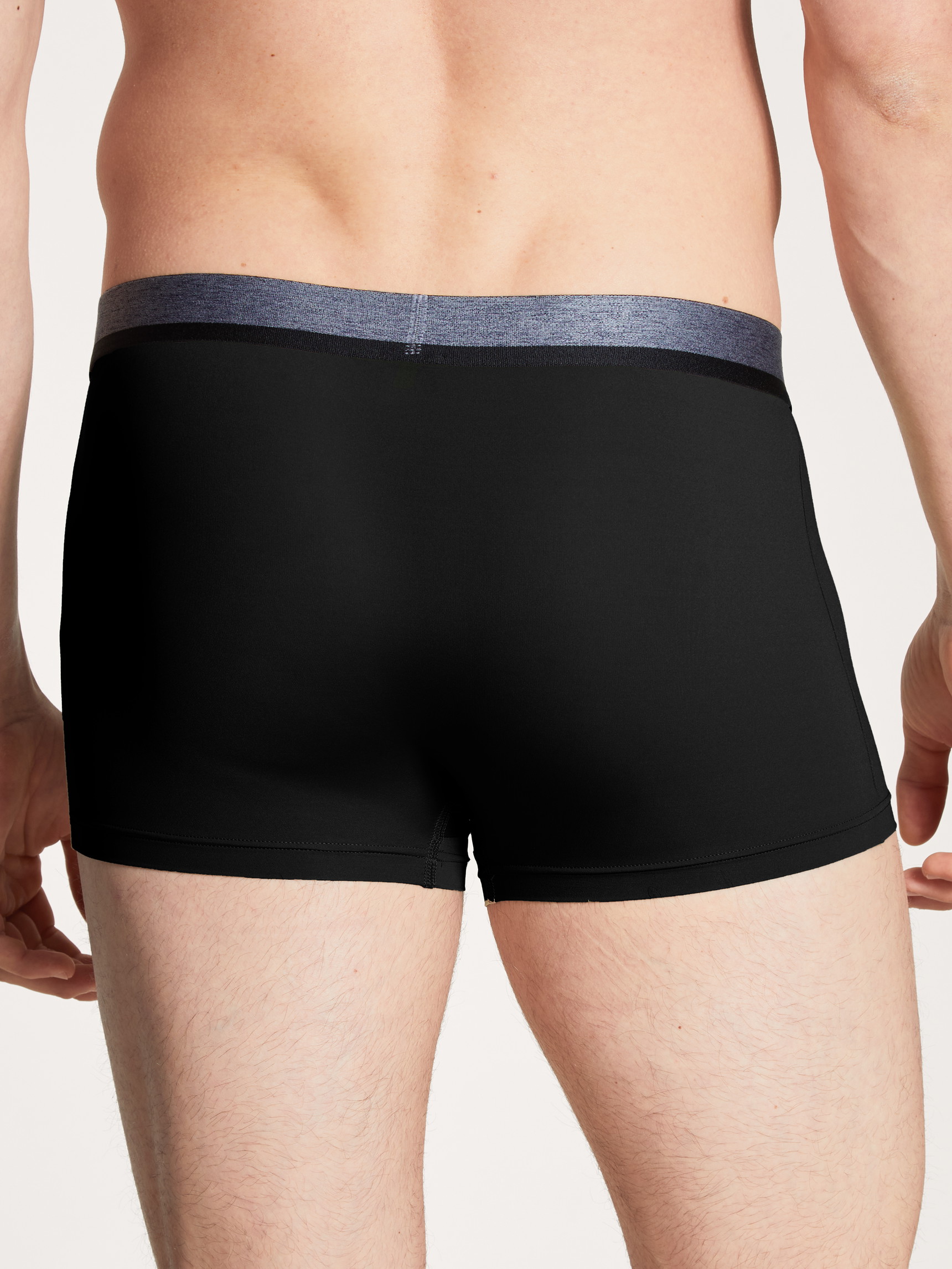 Herren-Model trägt Boxer Brief, 3er-Pack aus Baumwolle in Schwarz, Einfarbig aus Serie Daywear Xtra von CALIDA, Rückansicht