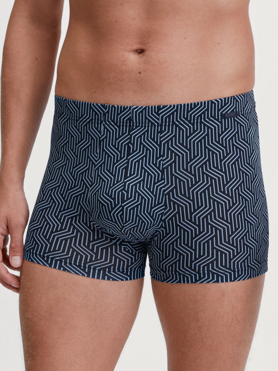 Herren-Model trägt Boxer Brief aus TENCEL™ in Blau, Gemustert aus Serie Focus Trend von CALIDA, Vorderansicht