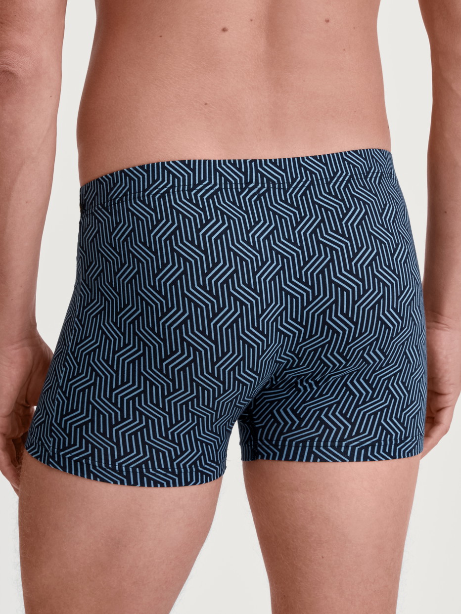 Herren-Model trägt Boxer Brief aus TENCEL™ in Blau, Gemustert aus Serie Focus Trend von CALIDA, Rückansicht