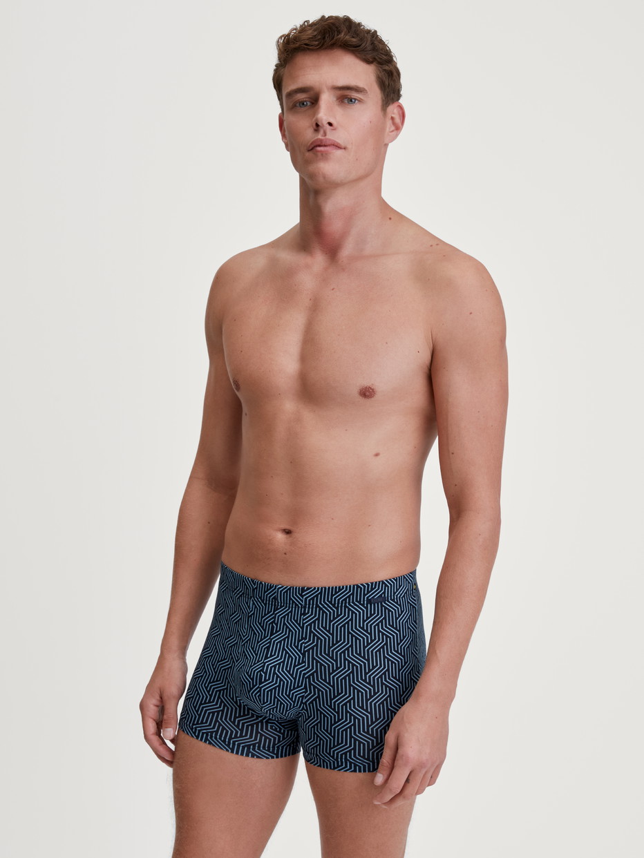 Herren-Model trägt Boxer Brief aus TENCEL™ in Blau, Gemustert aus Serie Focus Trend von CALIDA, Outfit