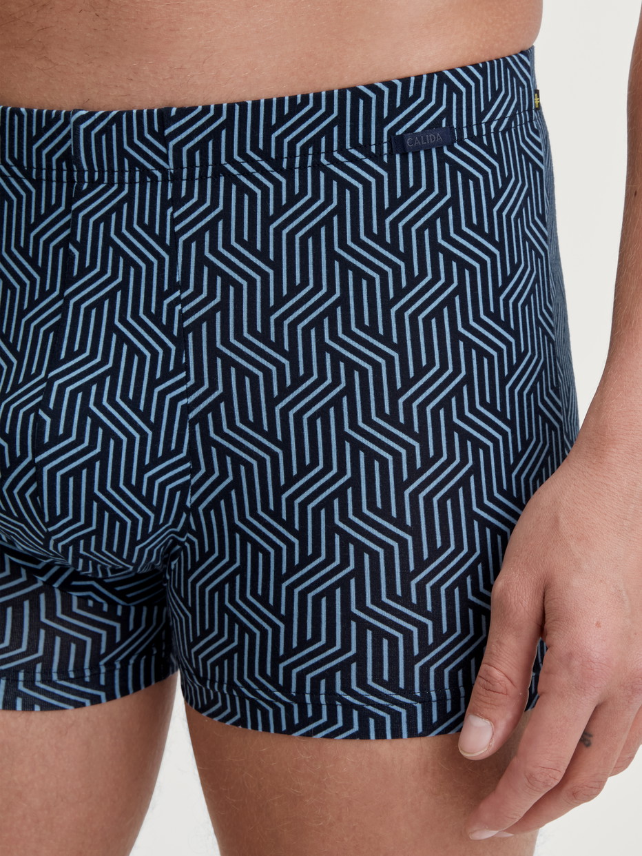 Herren-Model trägt Boxer Brief aus TENCEL™ in Blau, Gemustert aus Serie Focus Trend von CALIDA, Detail